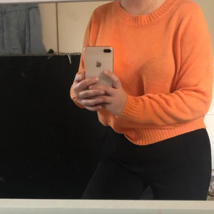 Finstickad orange tröja - Finstickad färgglad tröja som är nästintill oanvänd. Storlek M men passar bra till dig med storlek S också. 
