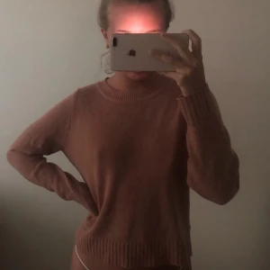 Stickad tröja  - Stickad tröja i fint skick, färgen syns bäst på andra bilden