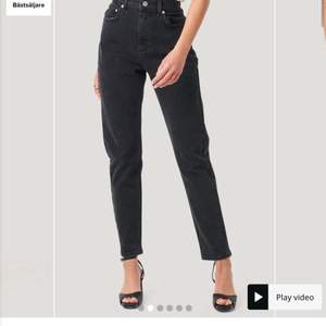 Säljer dessa svarta jeans från Nakd då de tyvärr är för små för mig. De är aldrig använda och prislappen är fortfarande kvar. Kan tyvärr inte visa bild hur de sitter på mig då jag inte får dem över rumpan. Köptes för 399kr. Köparen står för frakten⚡️🌸💕
