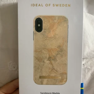 Idealofsweden skal  - Helt oanvänt och i sin förpackning. Säljer pga råkade få två vid beställningen. Printet är ifrån senaste kollektionen och är till en iPhone xs