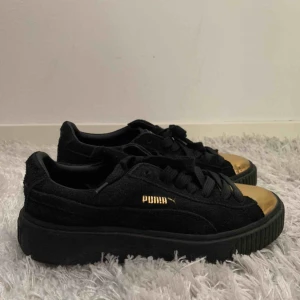  - Puma x Rihanna sneakers i svart mocka med gulddetaljer. Köpta för 1299 