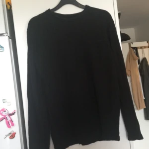 Svart tröja stl m - Svart tröja med ficka på bröstet 100% bomull. Funkar för både tjej och kille 