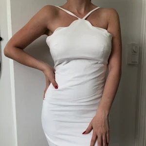 Klänning  - Superfin klänning med fina detaljer 🤍 köpt på gina