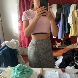 H&M kjol - En söt kjol från H&M som går omlott❤️ ger kroppen en jättefin form! Köparen står för frakt