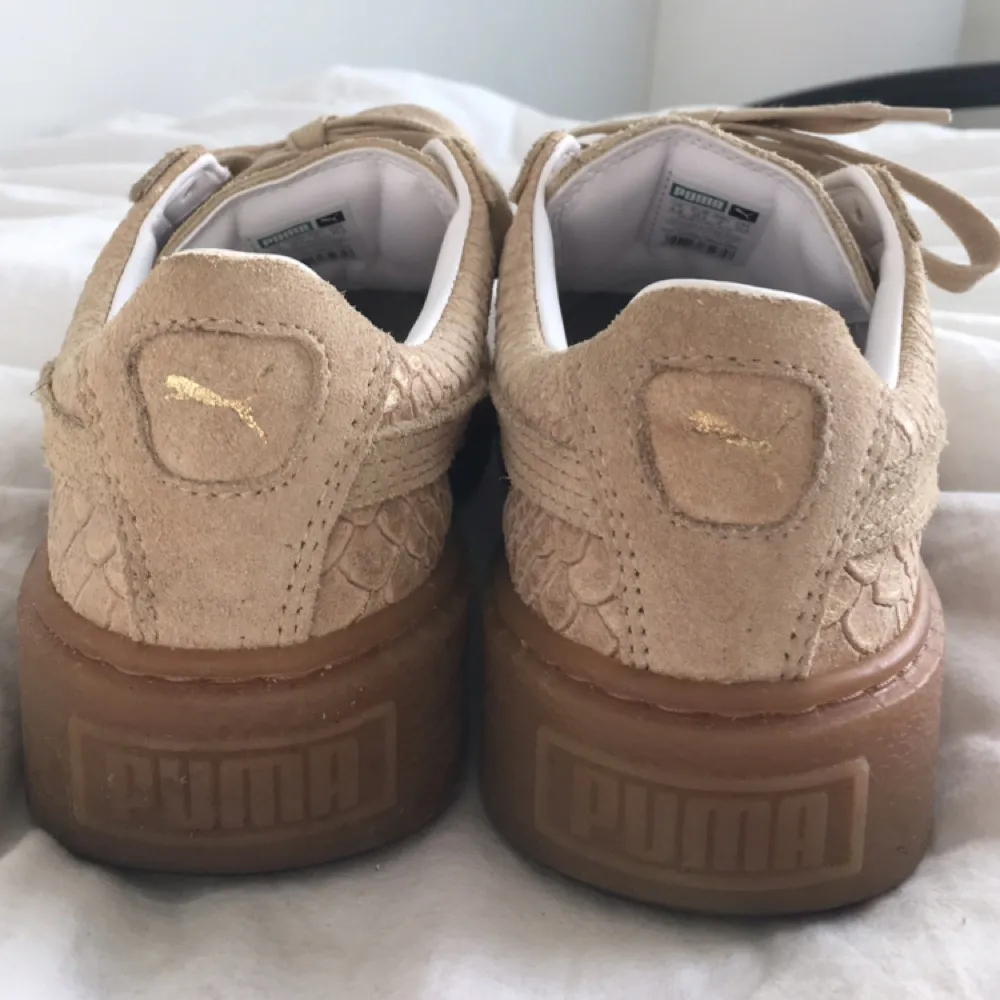 Puma platforms i snakeskin-imitation. Beiga med inslag av guld. Använda cirka 5 gånger. Köpta på sneakers n stuff för drygt 1000 kr. . Skor.