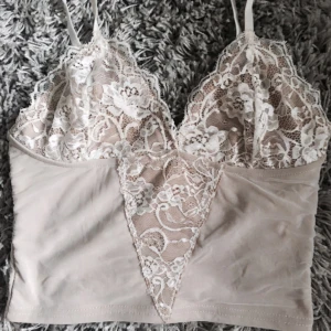  - Superfin topp i spets från bikbok. Aldrig använd