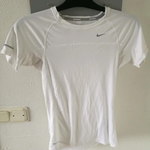  - Snygg träningstopp från Nike! Aldrig använd, då jag köpte fel storlek!  