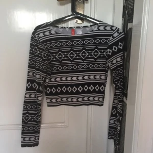  - Långärmad Crop Top från H&M. Använd rätt mycket men fortfarande i bra skick:)  Köparen står frakt, har Swish! 