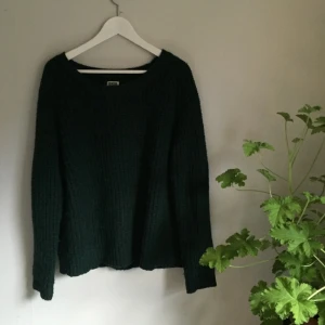  - Supergosig stickad tröja från Weekday. Smaragdgrön/mossgrön. Använd ett fåtal gånger men är i fint skick!  ✨Hämtas i Karlskrona // Frakt betalas av köparen  Priset kan eventuellt diskuteras✨ 