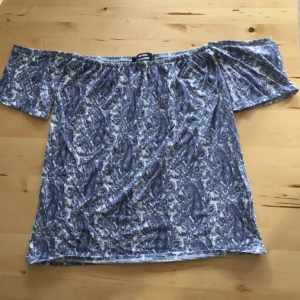  - Blå och vit mönstrad offshoulder, knappt använd. 