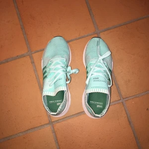  - MYCKET sparsamt använda skor. Säljer pga FÖR MÅNGA SKOR! Dessa förtjänar ett mysigt hem. 