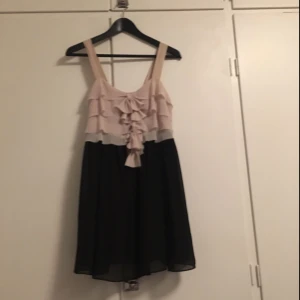  - Fin festklänning från H&M. Köptes för några år sedan men har bara använts ett fåtal ggr. 