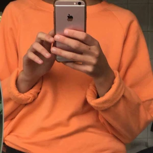  - Orange tjocktröja från Monki, använd fåtal gånger