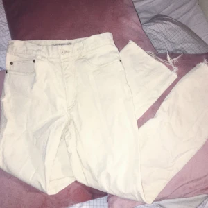  - Vita ASSNYGGA jeans!! Tighta upptill men lite mer utsvängda i nertill! Perfekta jeansmodeller verkligen! Köp!!