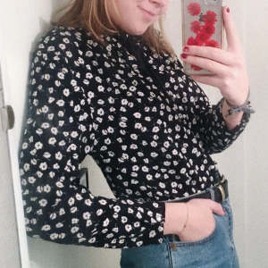  - JÄTTEsnygg knytblus!!