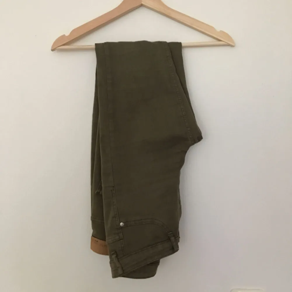 Militärgröna högmidjade Molly byxor köpta på Ginatricot. Kan mötas i Borås eller frakta. . Jeans & Byxor.