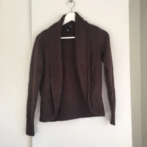  - Kofta i bra kvalitét från HM. Använd endast ett fåtal gånger. Frakt tillkommer, betalas med swish.