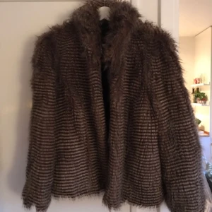  - Fuskpäls jacka. Möts i Sthlm eller fraktar mot fraktkostnad. 