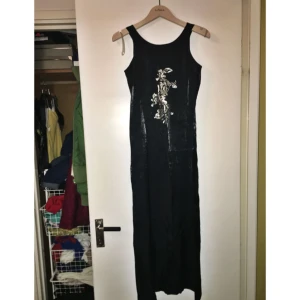  - Långklänning med drak-motiv 🐉 Barnstorlek 158 men funkar fint på en xs.  75% viskos, 25% polyester. Postas eller hämtas i Kärrtorp!