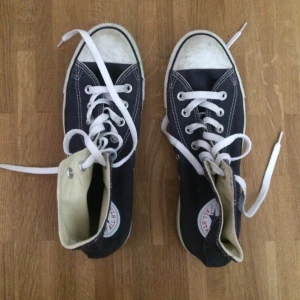  - mörkblåa höga converse, knappt använda!