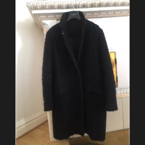  - Helt fantastisk kappa från lyxiga märket Patrizia Pepe. Kappan är svart och "hårig" i materialet. Otroligt välgjord mohair- och alpackamix. Nypris var ca 5.000kr. 