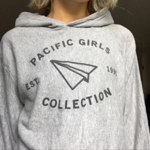  - Grå kort tjocktröja från Pull and Bear, supermjuk och skön!