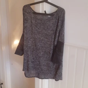 - Tröja med skinndetaljet från H&M Divided. Köparen står för frakten. Kan mötas upp i Gävle, Stockholm eller Sundsvall.
