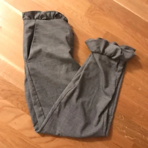  - Superfina kostymbyxor från H&M. Är lite förstora på mig som är 153 och storlek 32. 😊