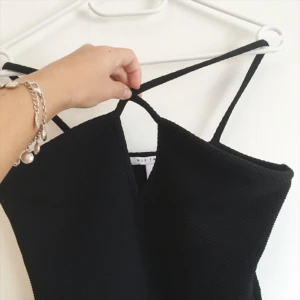  - Snygg svart klänning från Nelly! Banden korsas på framsidan vilket jag försökte visa på bilden 🌞 endast testad!