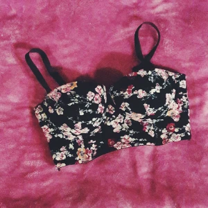  - FRI FRAKT. Väldigt snygg bustier från H&M i bra skick. Uttagbara inlägg.