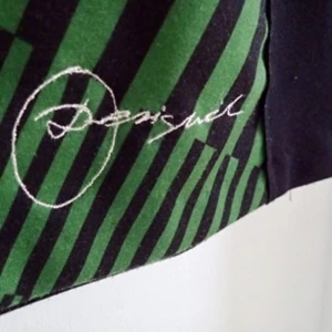  - Mönstrad klänning i storlek S från Desigual. Klänningen är skuren och följer kroppen fint, men säljer klänningen därför att den använts allt för sällan. Köparen står för frakt.