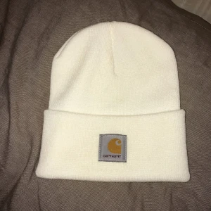  - Mössa från Carhatt köpt på Caliroots. Använd en gång så i så gott som nytt skick 