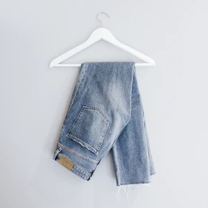  - Stuprörsjeans från Gina Tricot i storlek 36 med slitning på ena knät samt avklippta nertill. Supersnygga höga jeans! 