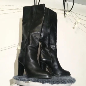  - Höga svarta läderklackar (upp till knäna). Så fina verkligen!!! ✨  FRI FRAKT 🌻