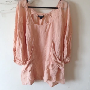  - Puderrosa oversize-blus i crepetyg. Inköpt i London. Snygga till ett par slitna jeans ;)