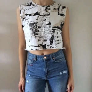  - Häftig magtröja med avklippt längd. Så snygg!