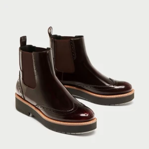  - Boots i mörk vinröd färg i storlek 37 med platåsula. Endast använda en gång. Ordinarie pris 559kr.  Frakt tillkommer.