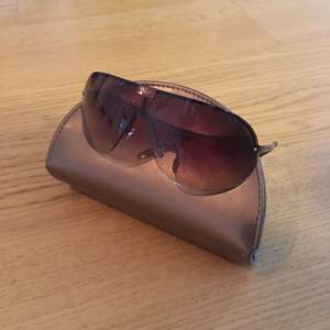 Solglasögon (Unisex) Gucci med fodral. Köpt nya i butik för 2349 kr men har knappt använt dem så nu slumpas de bort! Glöm inte att trycka på gilla-knappen (hjärtat) om du gillar dem! :)