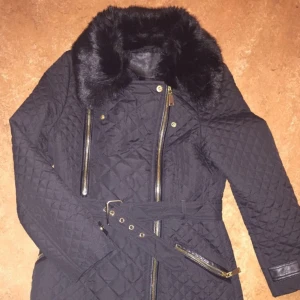  - Säljer mina fina svarta kappa som är köpt i River Island. Jätte bra skick. Storlek XS. Pris 200kr.