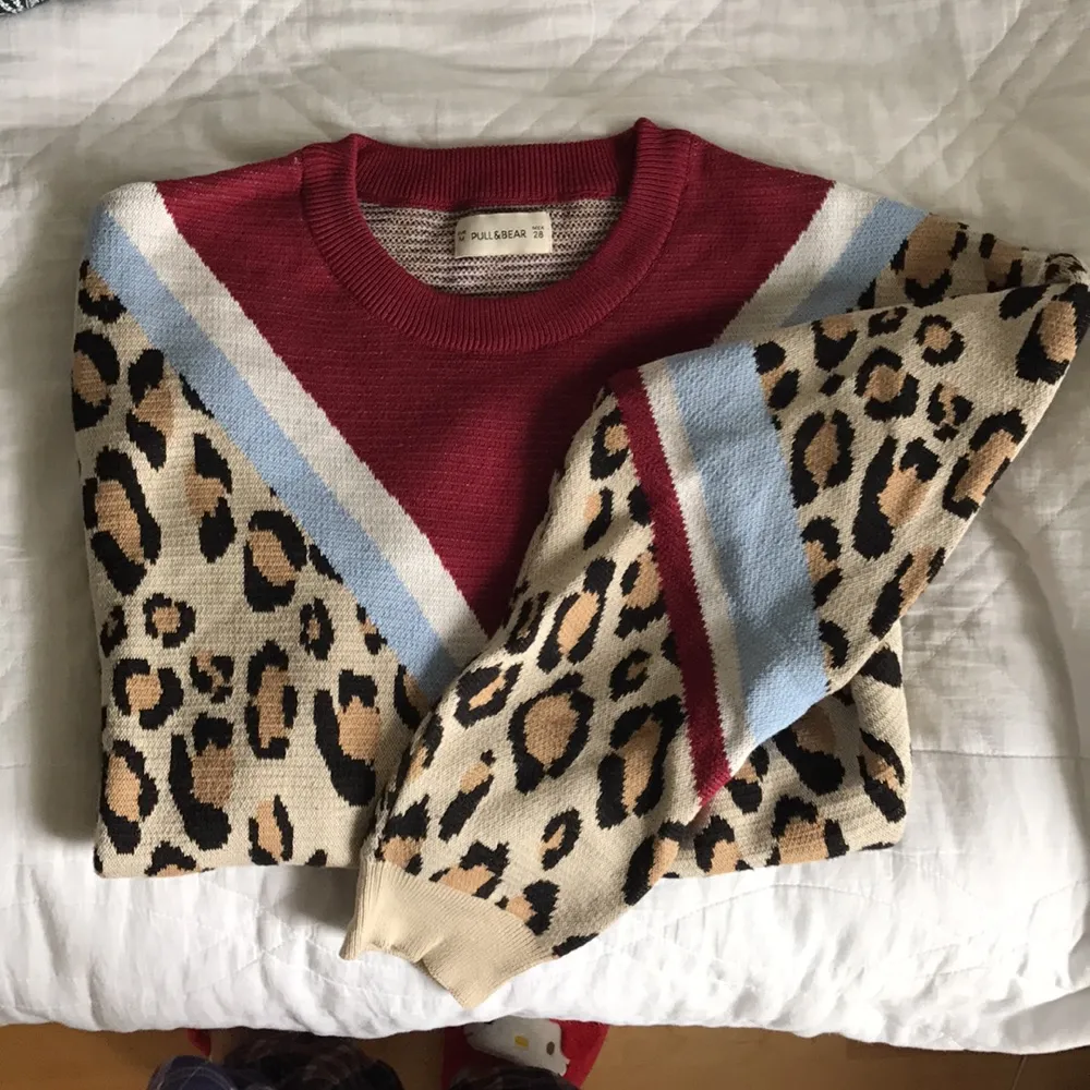 Stickad tröja köpt från Asos förra hösten av märket Pull&Bear, leopardmönstrad med ljusblåa, vita och vinröda detaljer💋 Bra skick, perfekt till hösten!. Hoodies.