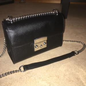 - Svart cross body boy bag med silvriga kedjor från Bershka. Knappt använd så den är i väldigt gott skick! Pris kan diskuteras!