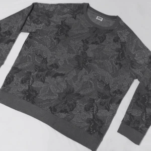  - Tjockare god tröja i grtåa toner som sitter lite mer fast och ahr ett insytt mönster utav olika växter/blommor. Som ny!  