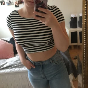  - Randig croptop från H&M, sparsamt använd! Frakt tillkommer 🌸