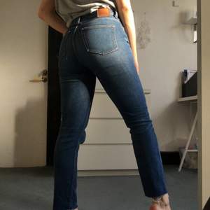 WAY JEANS ✨ jeans men midwaist från weekday i modellen WAY!! Stl är 26 men passar en 28 (har själv ofta 28 typ i jeans)!! Supersnygga och lite stretchiga så dom är väldigt sköna!! 