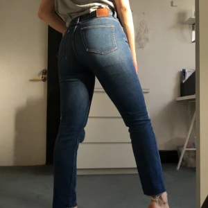  - WAY JEANS ✨ jeans men midwaist från weekday i modellen WAY!! Stl är 26 men passar en 28 (har själv ofta 28 typ i jeans)!! Supersnygga och lite stretchiga så dom är väldigt sköna!! 