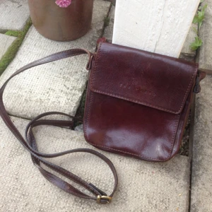  - Liten snygg väska, i väldigt fin kvalitet. Ett innerfack. 17 cm hög och bred. 