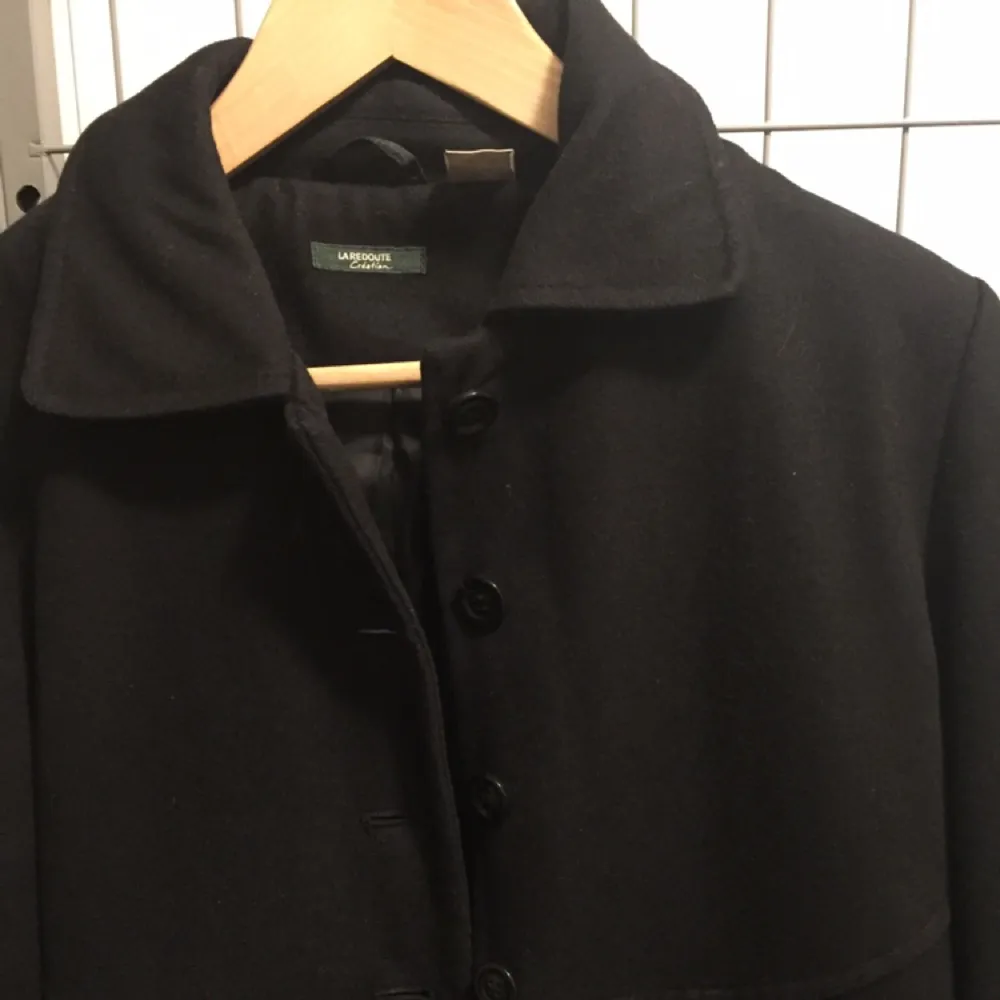 Tjusig svart höstkappa i ull ( 60 % ull och 40% polyester). Använd men i bra skick! . Jackor.