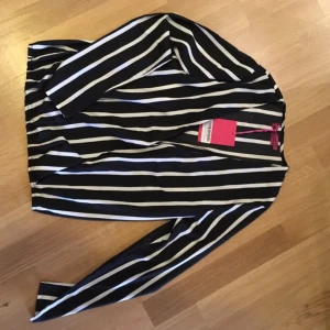  - Urringad blus, oanvänd med lapp