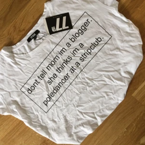  - Dont tell mom crop top tags kvar