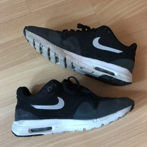  - Äkta Nike skor i storlek 38! Bekväma och rörliga. Originalpriset är 1100 kr så har gått ner rejält, passa på! :D 